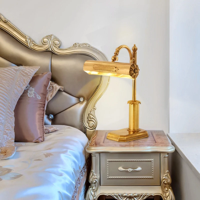 مصباح طاولة نحاسي رعوي لغرفة النوم الفاخرة بجانب السرير مصباح طاولة نحاسي خطي للفيلا