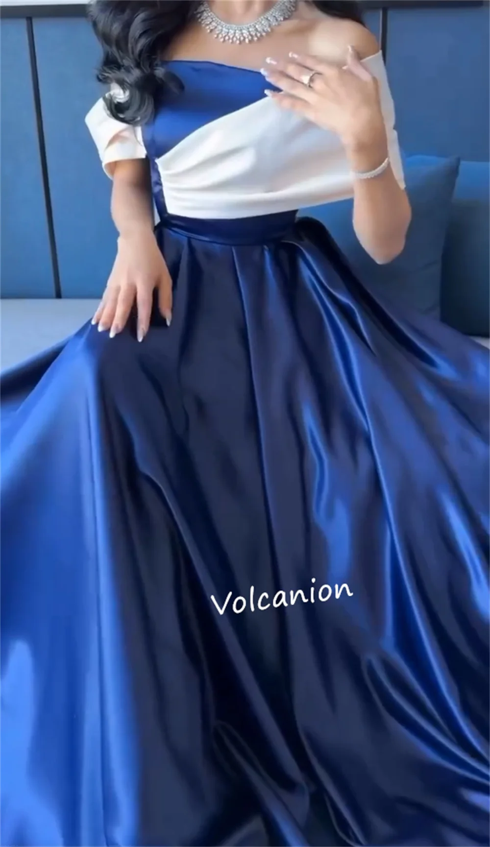 Abiti lunghi personalizzati con pieghe Charmeuse A-line con spalle scoperte Occasioni su misura Prom Elegante semplice di alta qualità