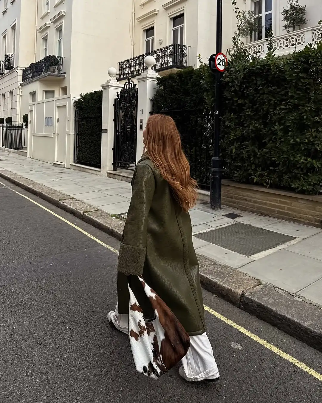 معطف جلد كاجوال من الفرو الأخضر مُزين بقطع القماش معطف نسائي أنيق ذو صدر واحد فضفاض ودافئ معطف طويل للسيدات ملابس خارجية للشارع