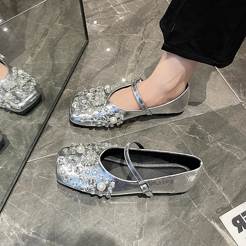 حجم 40 المرأة الصيف موضة اللؤلؤ الماس ماري جين أحذية النساء ساحة تو الفاخرة حذاء مسطح مشرقة تصميم المرأة المتسكعون