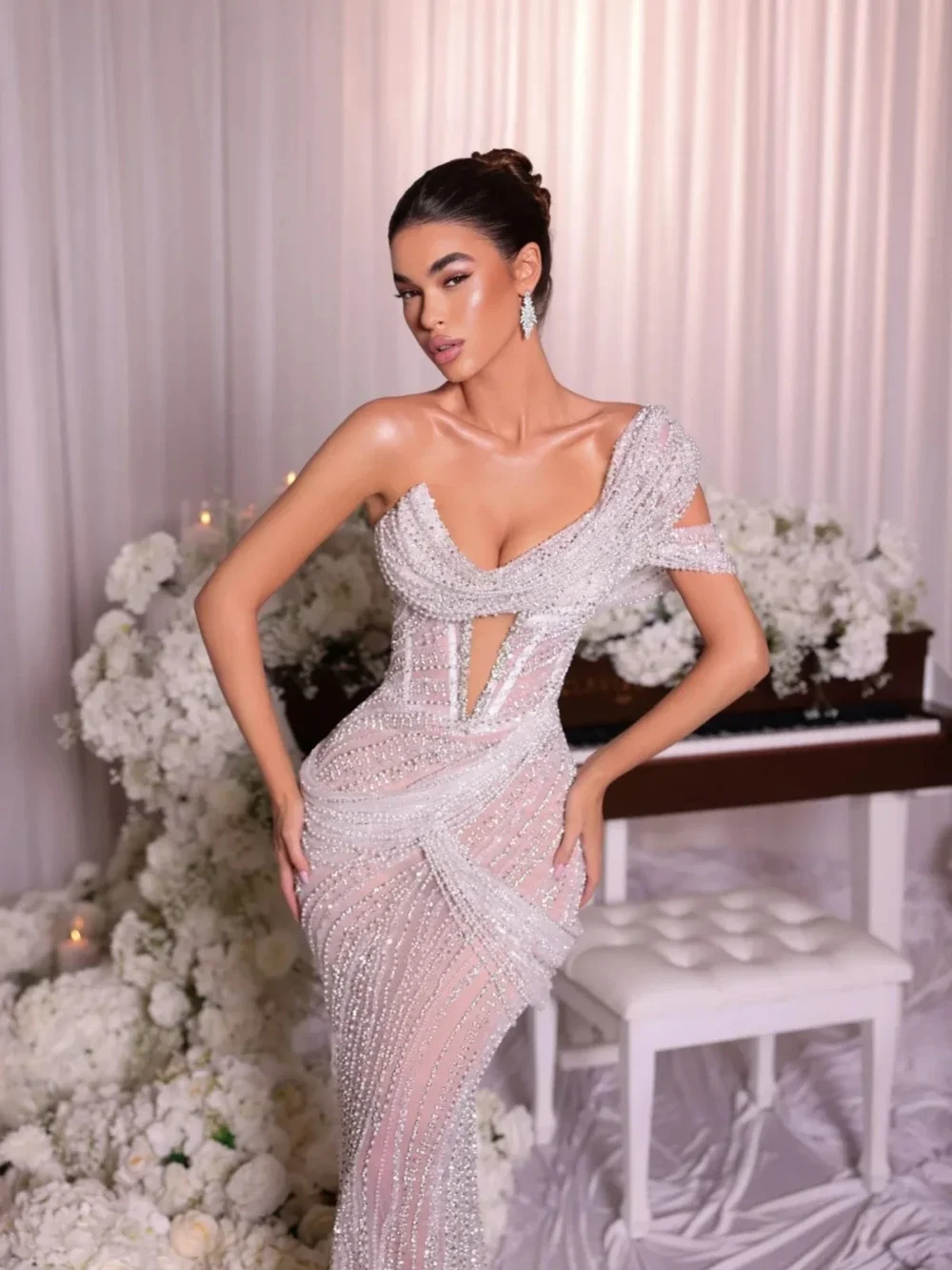 Robe de mariée sirène de styliste, asymétrique épaule dénudée, sans manches, avec perles et paillettes, avec traîne de balayage, sur mesure