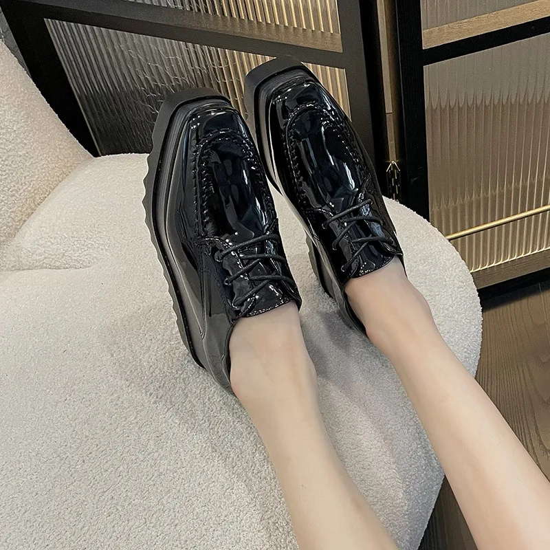 Scarpe da donna incrociate Ballerine in pelle verniciata Zoccoli Piattaforma Autunno Punta quadrata Modis Calzature femminili Nuove Creepers Autunno 2024