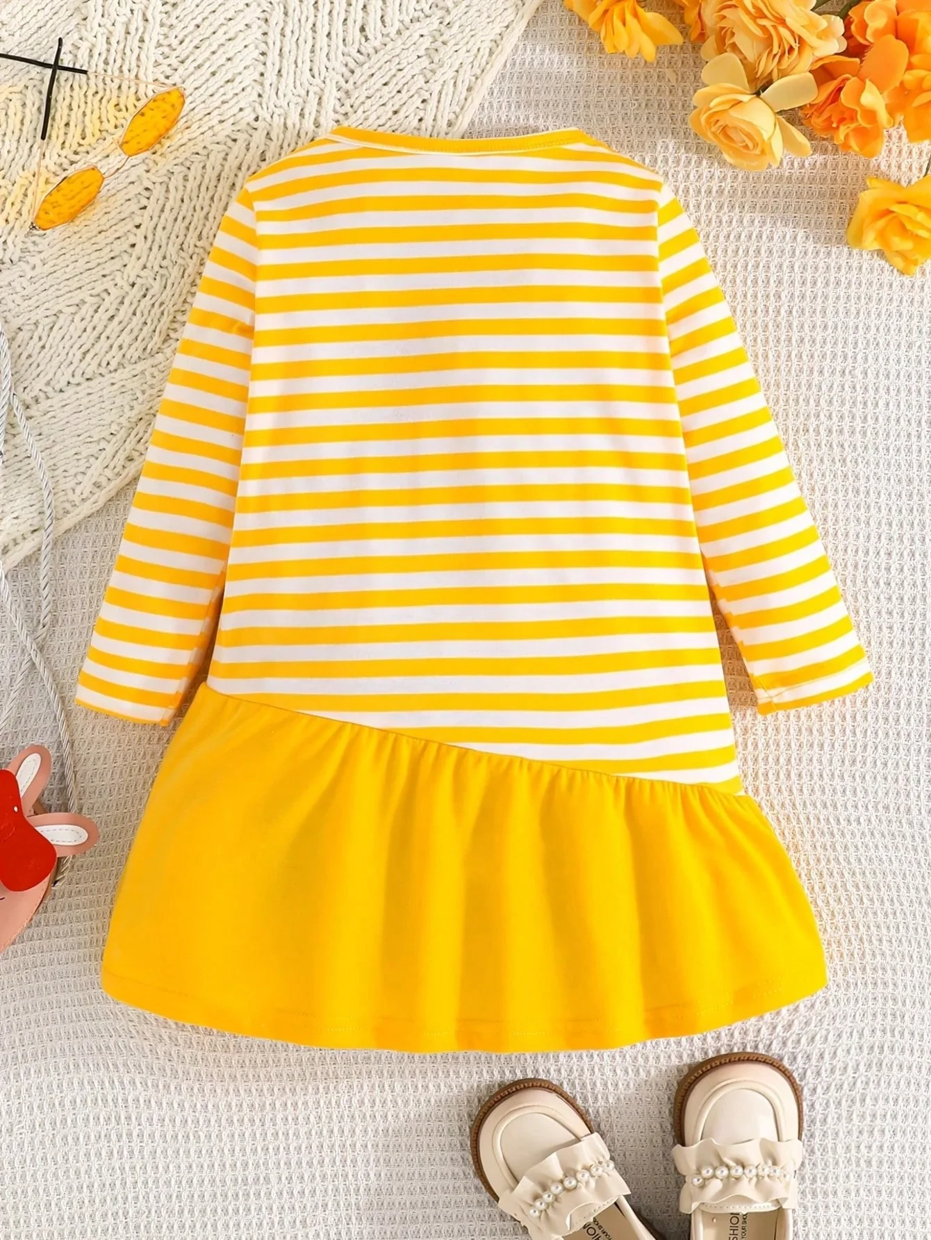 Kinderkleidung für Mädchen, süßes und niedliches Kleid mit Hasenmuster, Rundhalsausschnitt, Streifenmuster, Rüschensaum, langen Ärmeln und kurzem Rock. – Detail 4