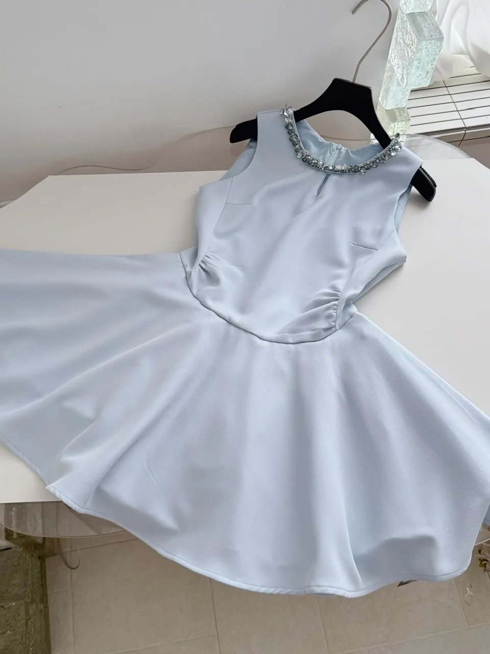 

Элегантное летнее женское платье миди с бисерным воротником, присборенной талией, в стиле принцессы, из полиэстера, без рукавов