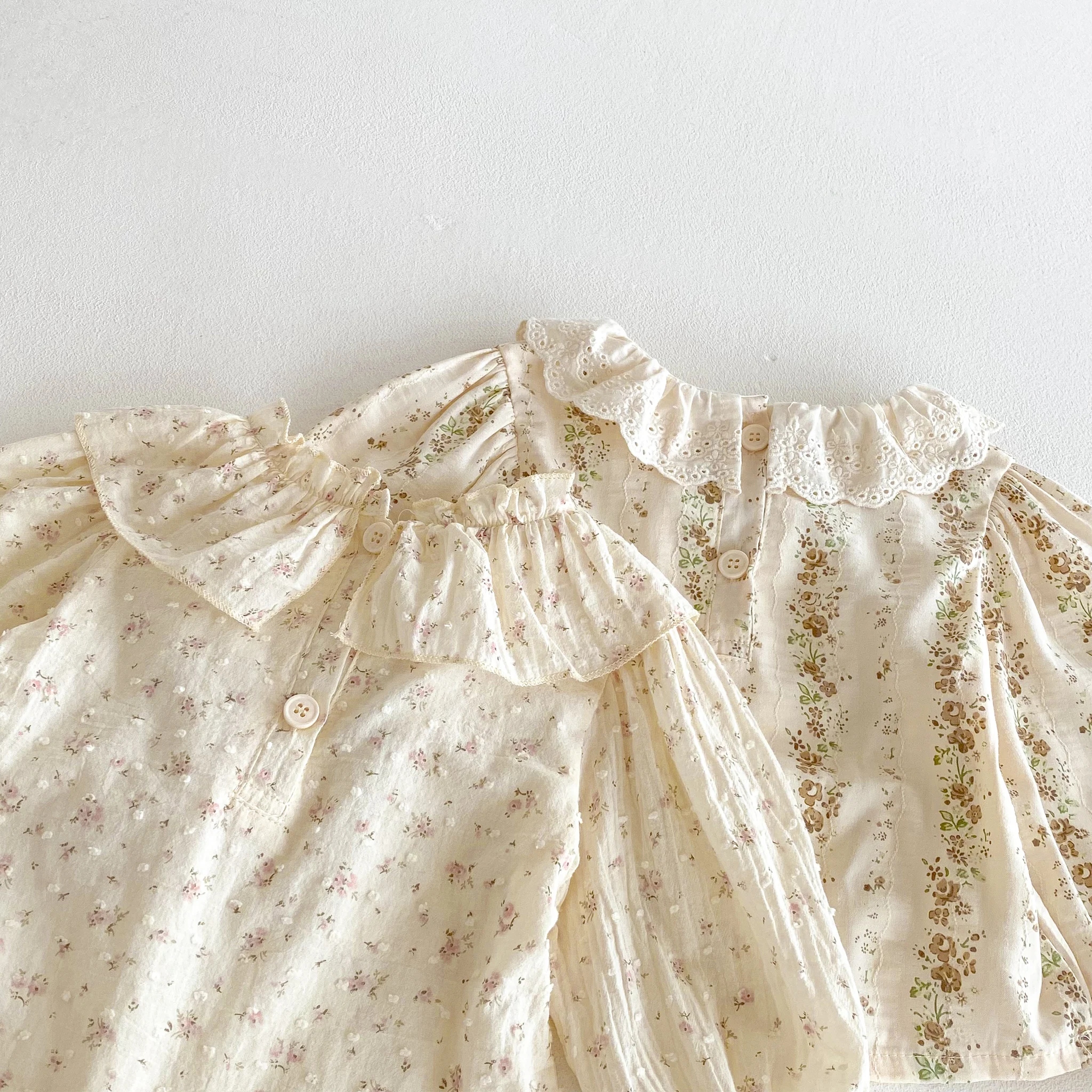 Frühlings- und Herbst-Neuheit: Süßes und stilvolles zweiteiliges Set für Mädchen mit Spitzenbesatz, Blumenmuster-Oberteil und Latzhose. – Detail 5