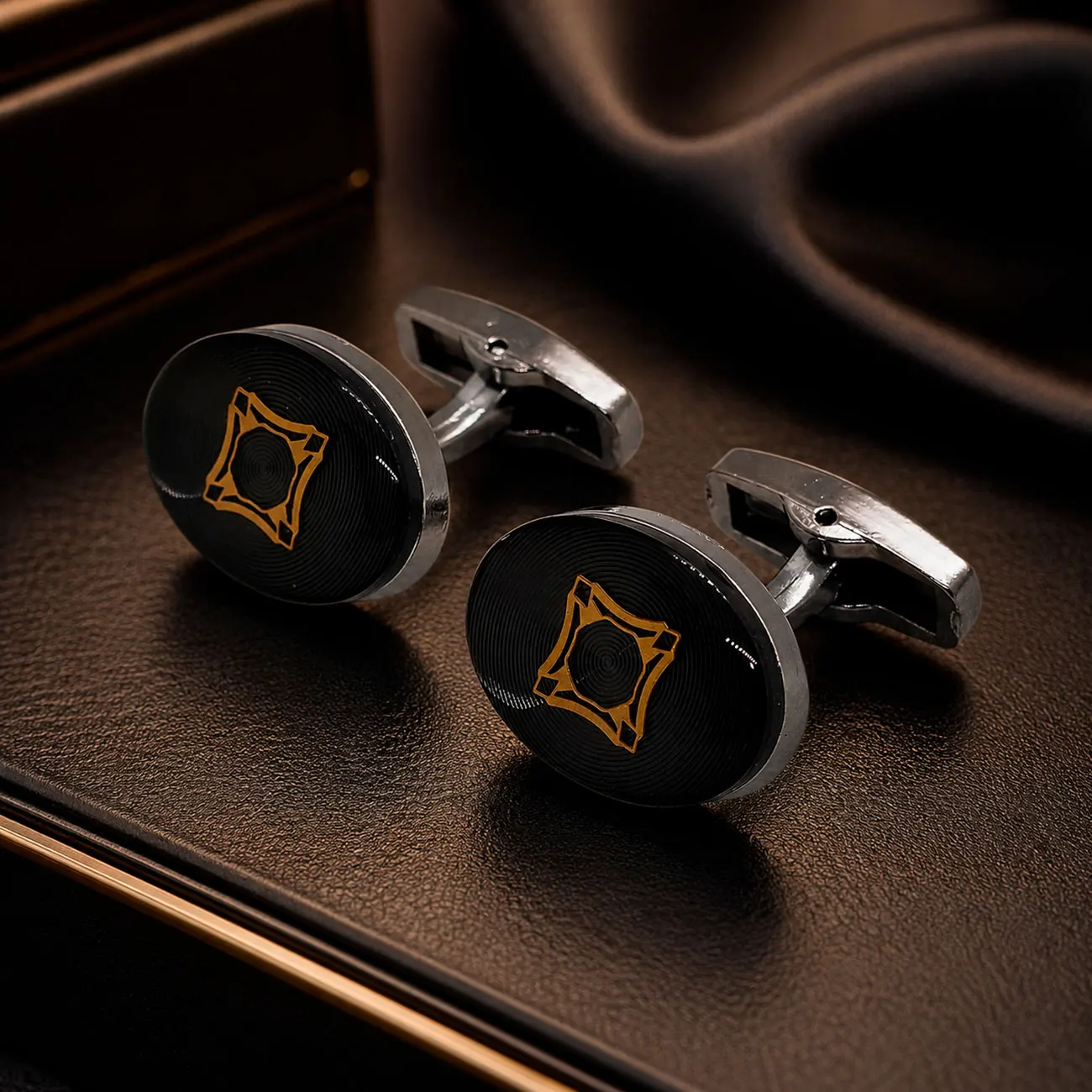 abotoaduras-oval-prateada-preto-dourado
