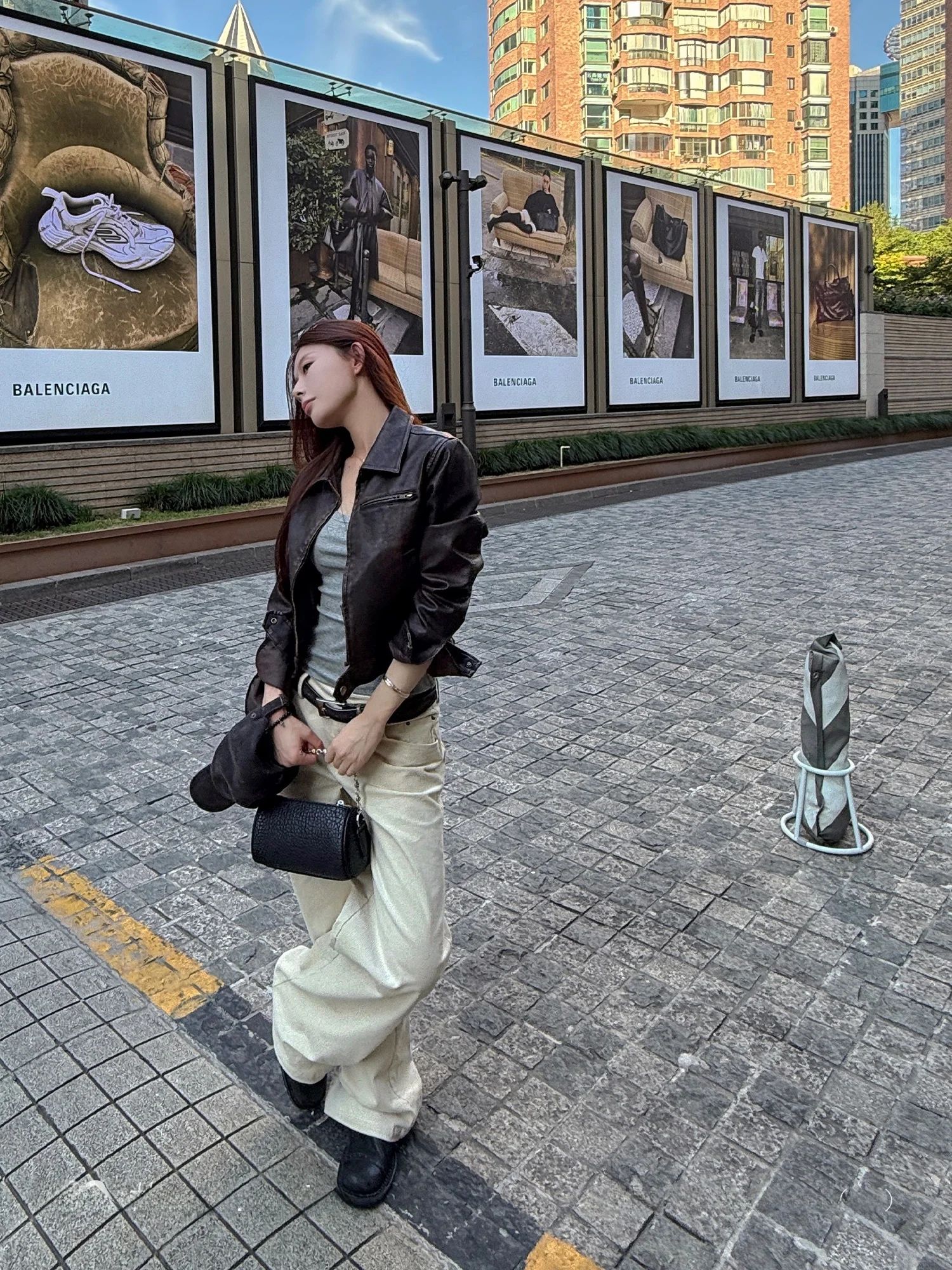 スリムフィットアメリカンスタイルショートレザージャケット女性の春PUレトロオートバイジャケットトップジッパー装飾長袖