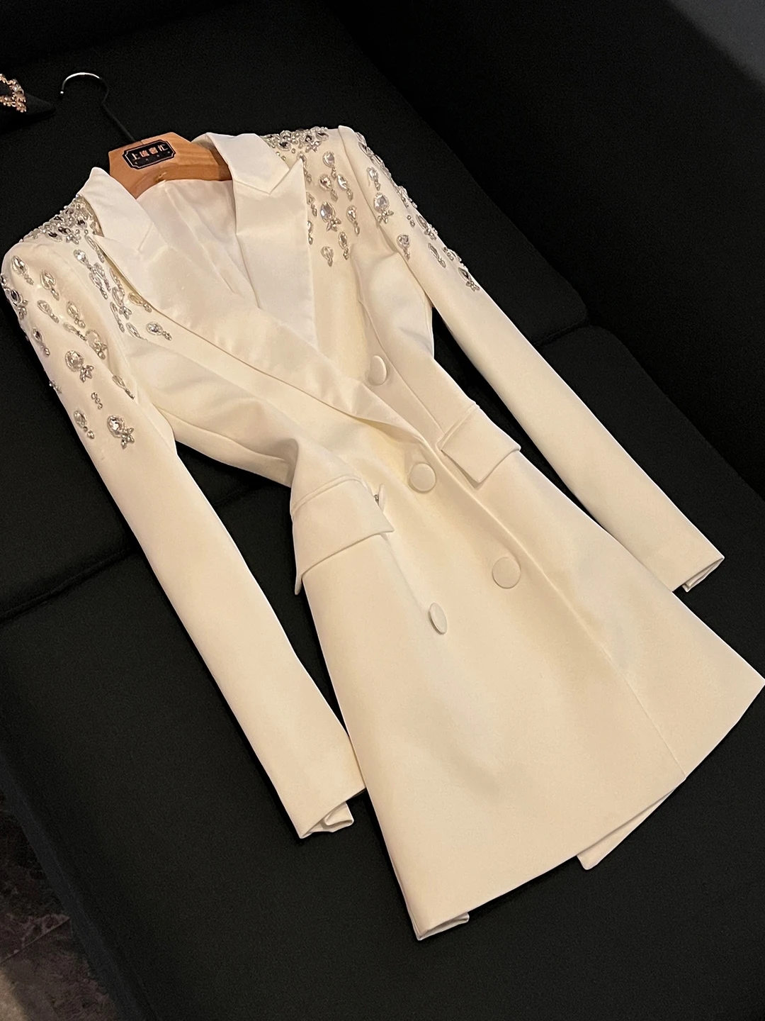 

Элегантный женский деловой костюм с богатой вышивкой и вставками из страз, в европейском стиле...