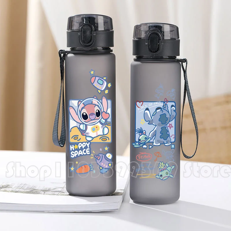 Copo de água infantil Disney Stitch, garrafa de água plástica portátil, grande capacidade, desenhos animados, 560ml