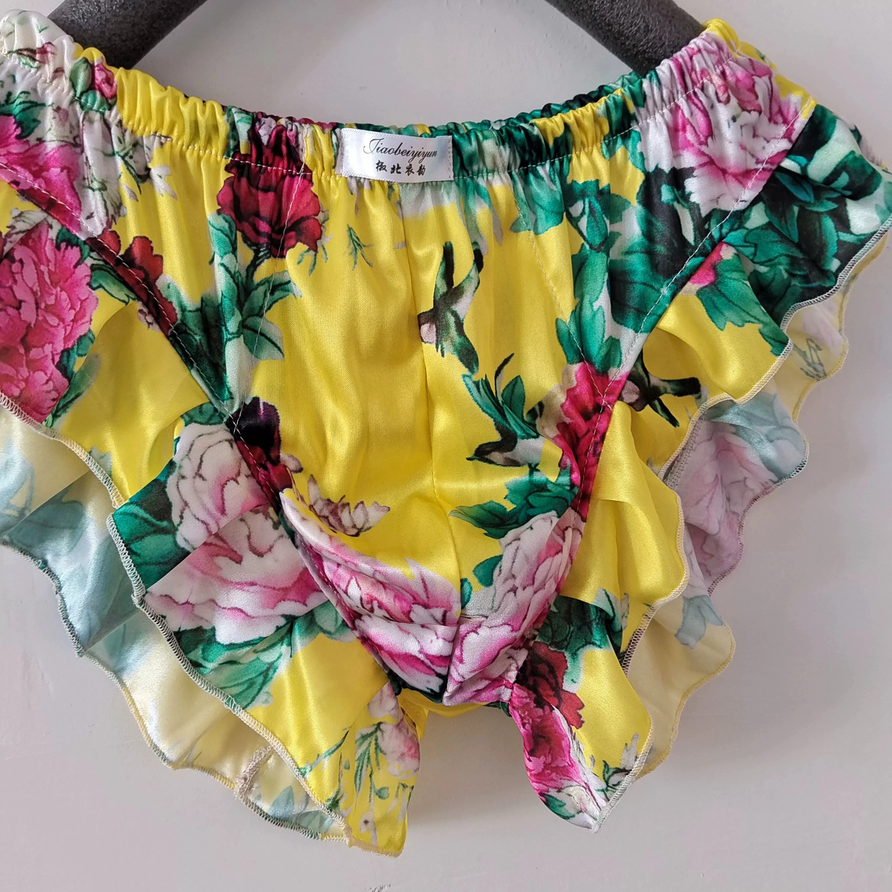 

Man's Handmake Silky Touch Panties Comfort Soft Ice Silk Briefs Silk Middle Waist Lace Triangle Underwear BF Gifts Panty