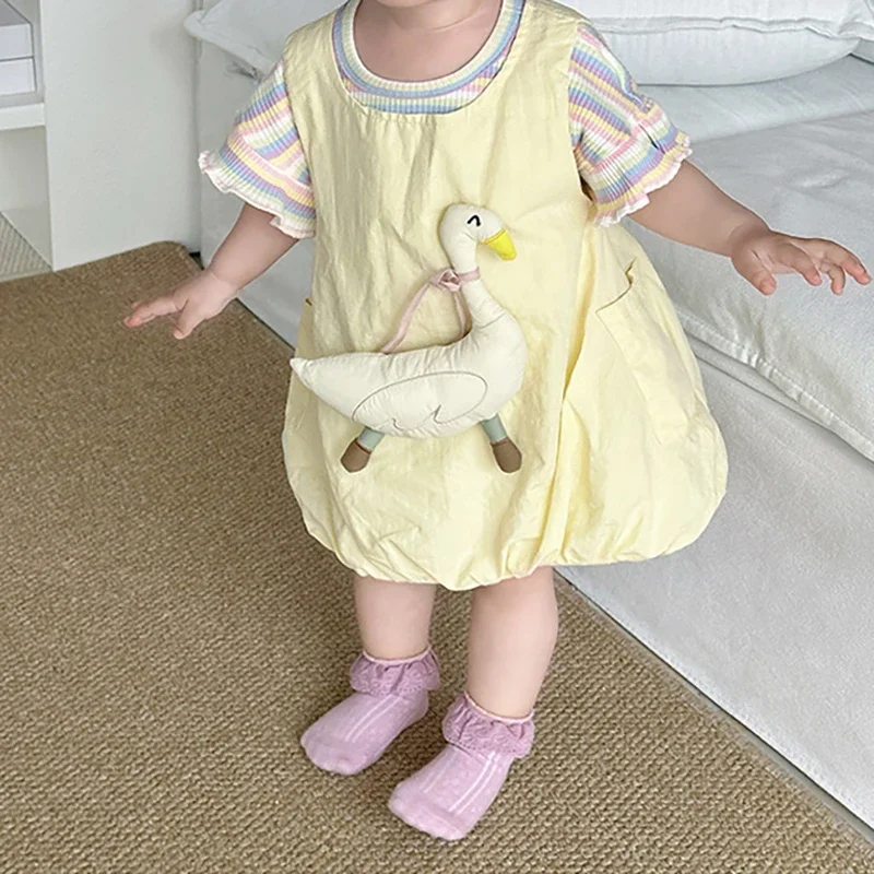 مجموعة صيفية جديدة للفتيات مكونة من قطعتين حلوة مخططة - تنورة بحمالات صفراء مع نمط بطة كرتونية ثلاثية الأبعاد