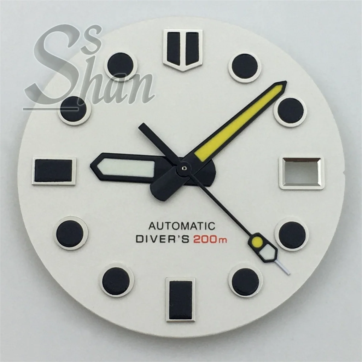 29 mm grünes Leuchtzifferblatt und Zeiger passen auf das NH35-Uhrwerk. Das Datumsfenster passt die 3-Uhr-Krone und die 3,8-Uhr-Krone