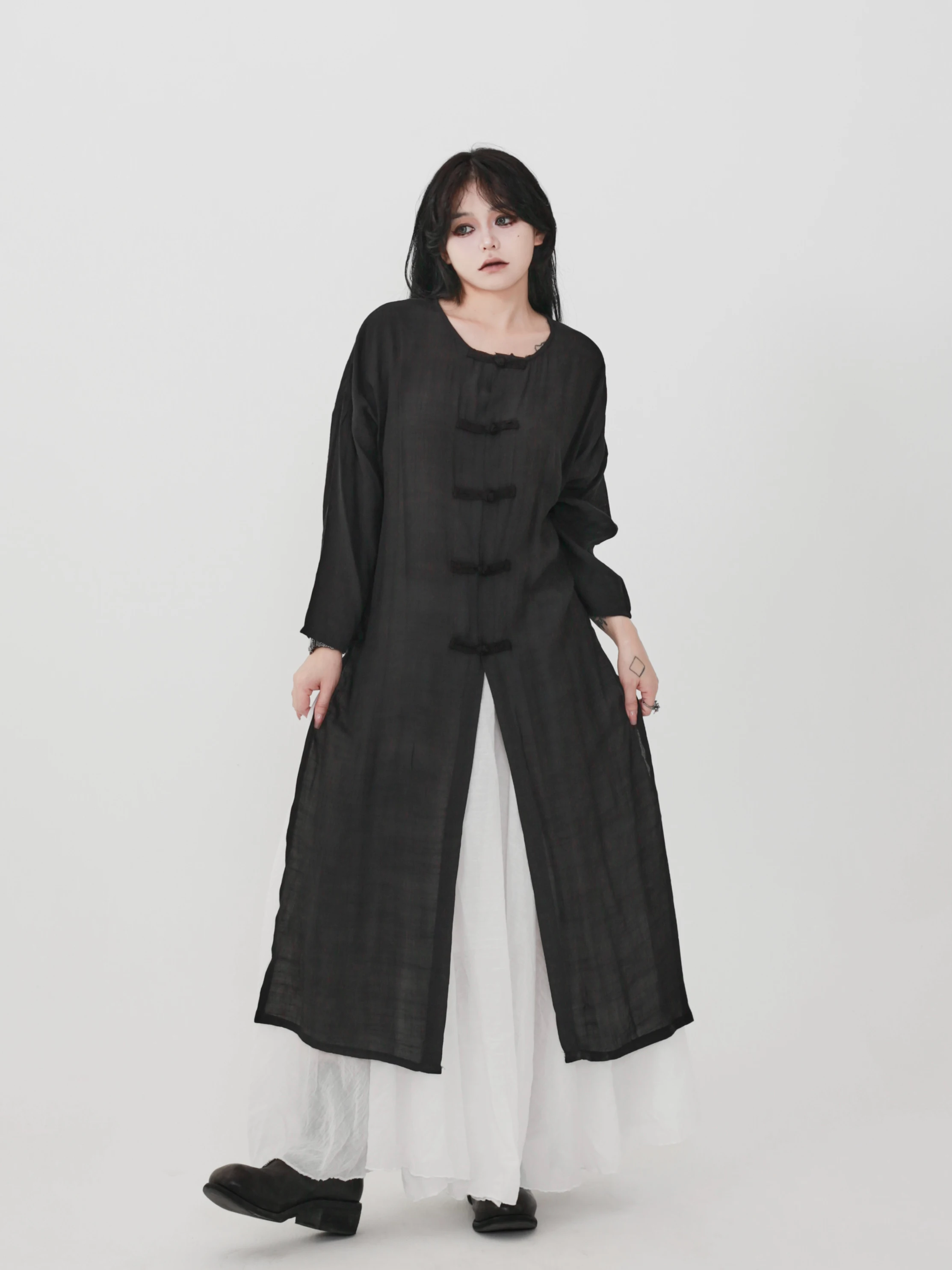 

Long Chinese Sle irt with Button Design New Autumn Collection Bone Ink Color Design Sensation Women's Faion