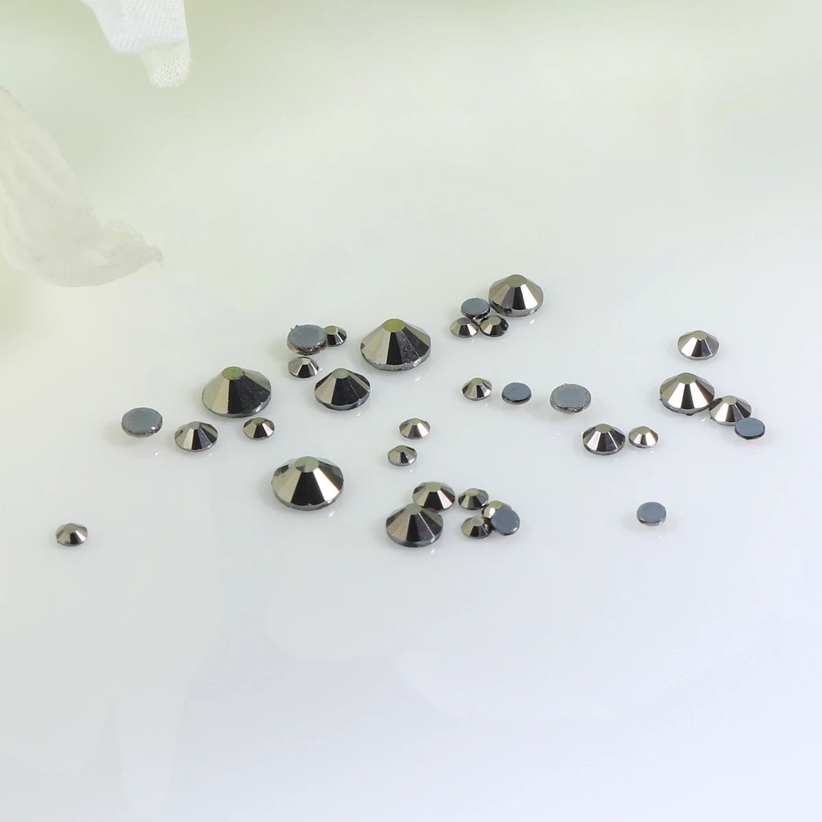 

1000Pcs Flat Back Crystal Glass Beads Assorted Size Sturdy DIY Jewelry Beads for Earrings Necklace Making Decorative Crafts