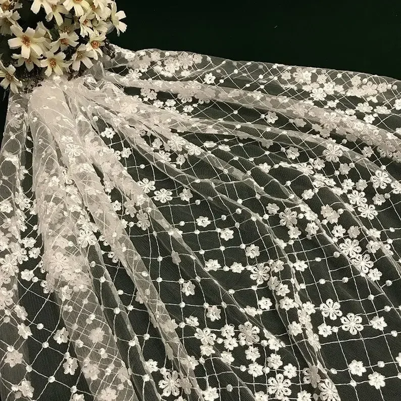 Tessuto ricamato con fiori in pizzo avorio Tessuto floreale in tulle a rete per abito Velo da sposa floreale 51 "1 metro