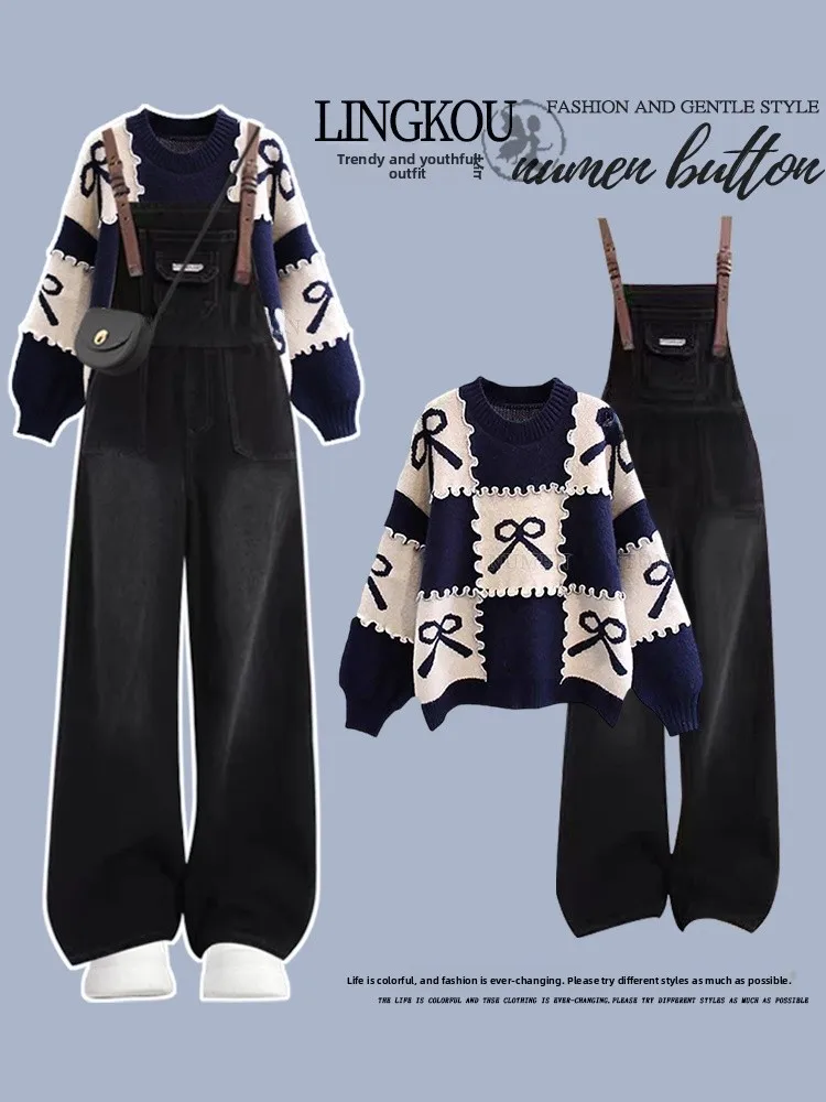 

Комплект из двух предметов: вязаный джемпер большого размера с бантом и универсальные винтажные комбинезоны. Женский модный ансамбль.