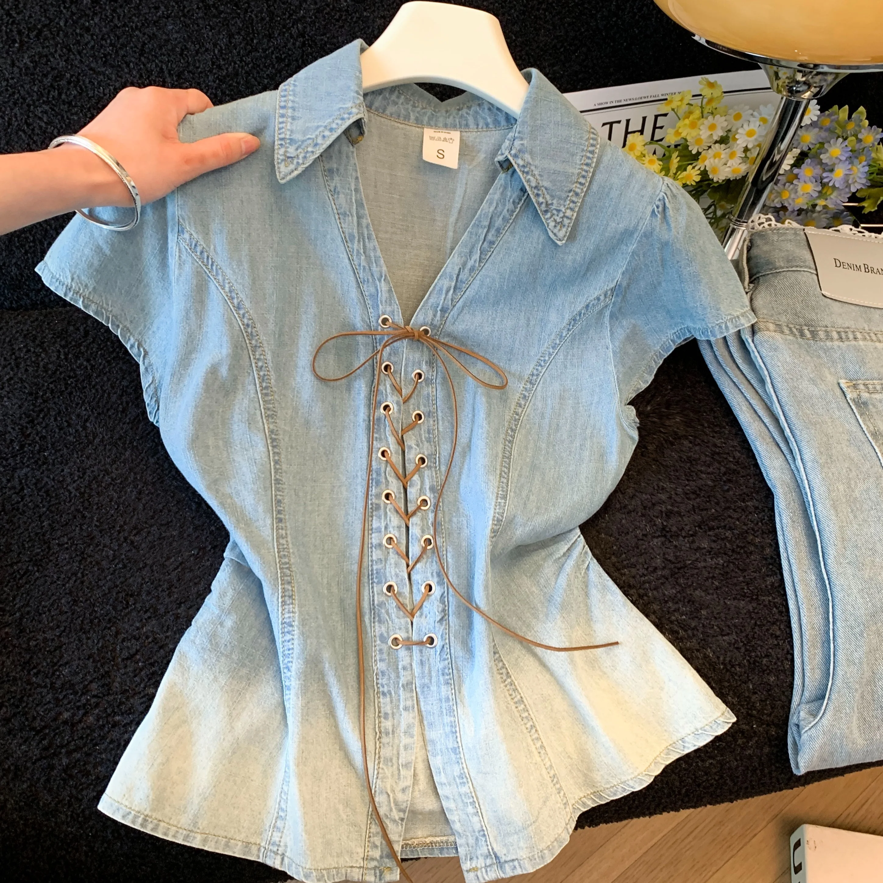 

American Style Retro Light Blue Tie Dye Denim Short Sleeve Shirt Women Summer V Neck Waist Cinch Slimming Design Top