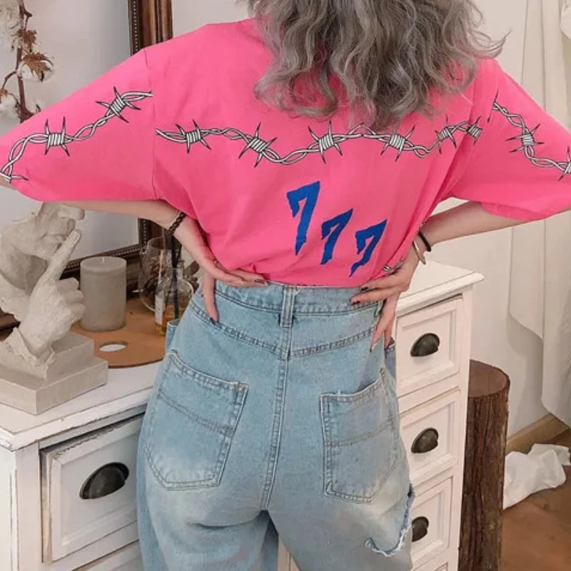 

Лето 2025 г., свободная уличная футболка с короткими рукавами и круглым вырезом с принтом шипов, повседневная тонкая женская футболка, женская одежда, топ