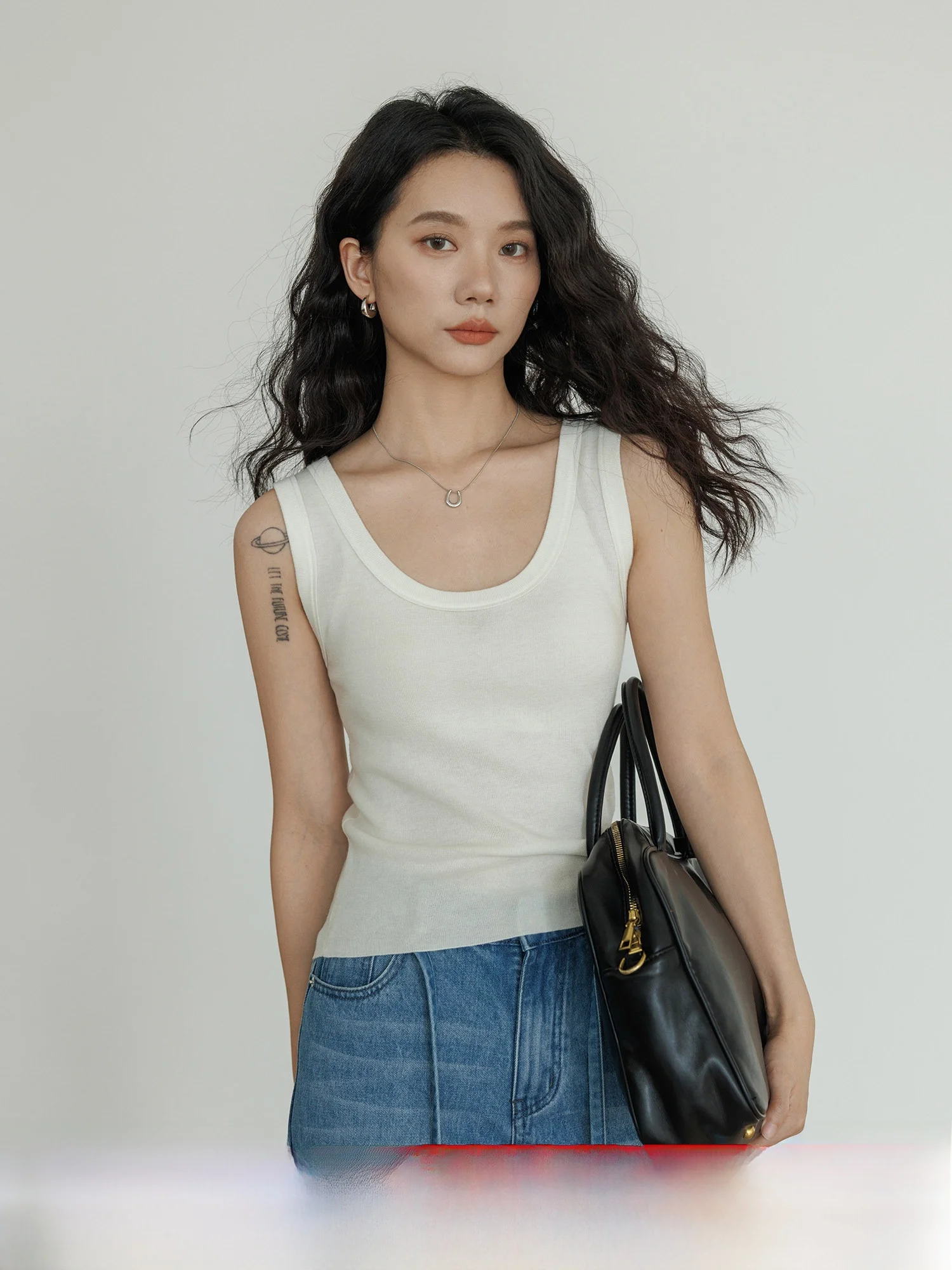 

Casual Knitted U-Ne Vest Women's Summer 2025 New Sle Svel Elastic Slim Fit Basic Inner Wear Top Ladies Faion