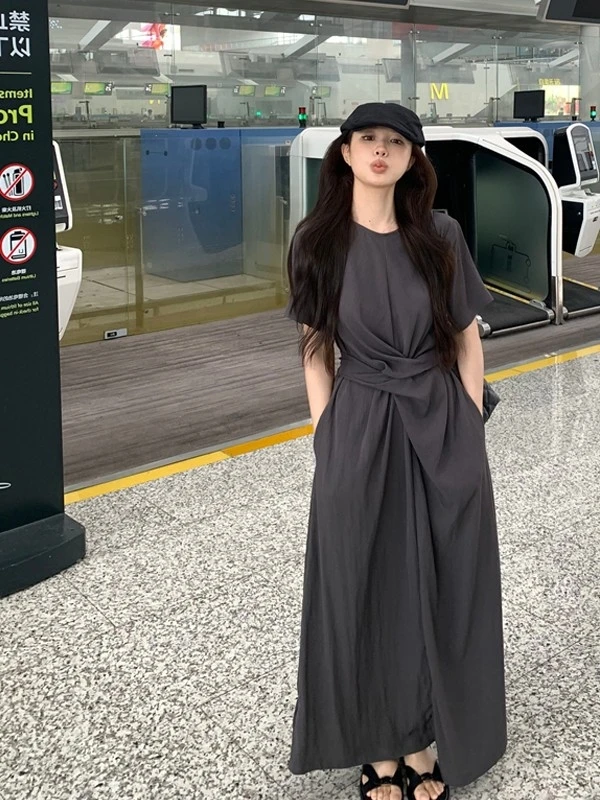 فستان طويل أنيق بتصميم خط A مع أشرطة متقاطعة وأكمام قصيرة للنساء، يبرز الخصر ويمنح إحساسًا بالرقي، مناسب للصيف