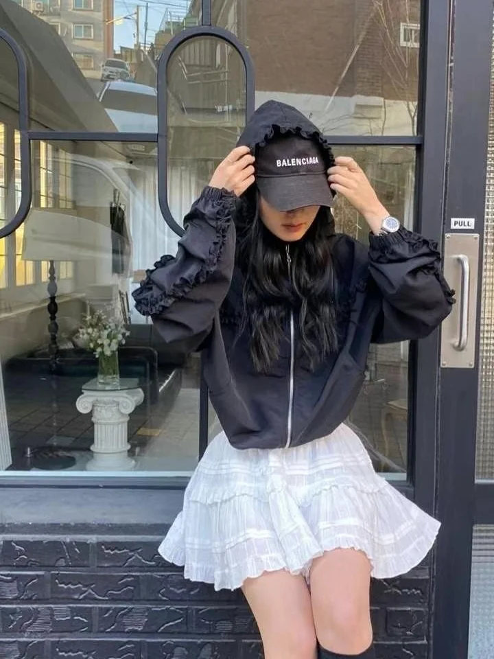 Weißer Sonnenschutz-Or-Mantel für Damen, erschwinglicher Rüschenkragen, Spleiß-Windjacke, Kapuzenoberteil, Anti-UV-Kleidung, Sommer 2025,