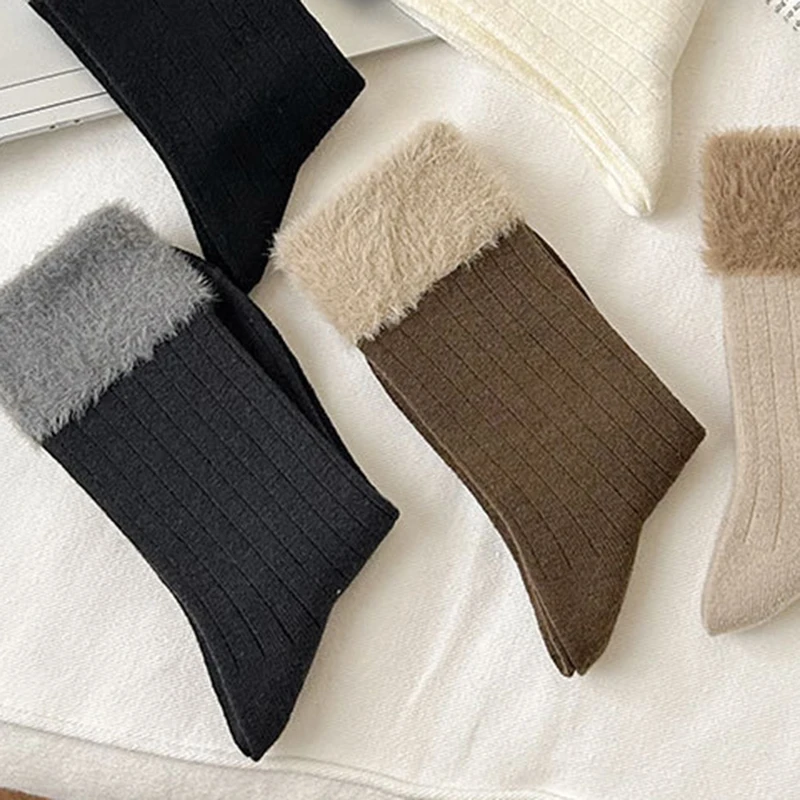 ถุงเท้าขนสัตว์แฟชั่นสำหรับผู้หญิง 1/5 คู่ สำหรับฤดูใบไม้ร่วงและฤดูหนาว ถุงเท้าขนหนานุ่ม อุ่นสบาย สไตล์เรโทร สีสันตัดกัน ถุงเท้าลำลองแบบซ้อน