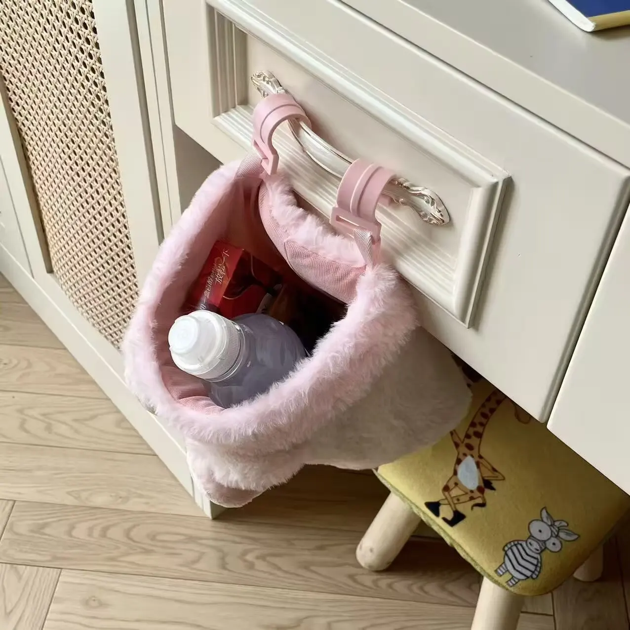 Rilakkuma Hängetasche für Schlafsaal – Süßer Korilakkuma Plüsch-Organizer, weicher Kawaii Caddy für Schreibtisch-Kosmetikaufbewahrung für Mädchen – Detail 4