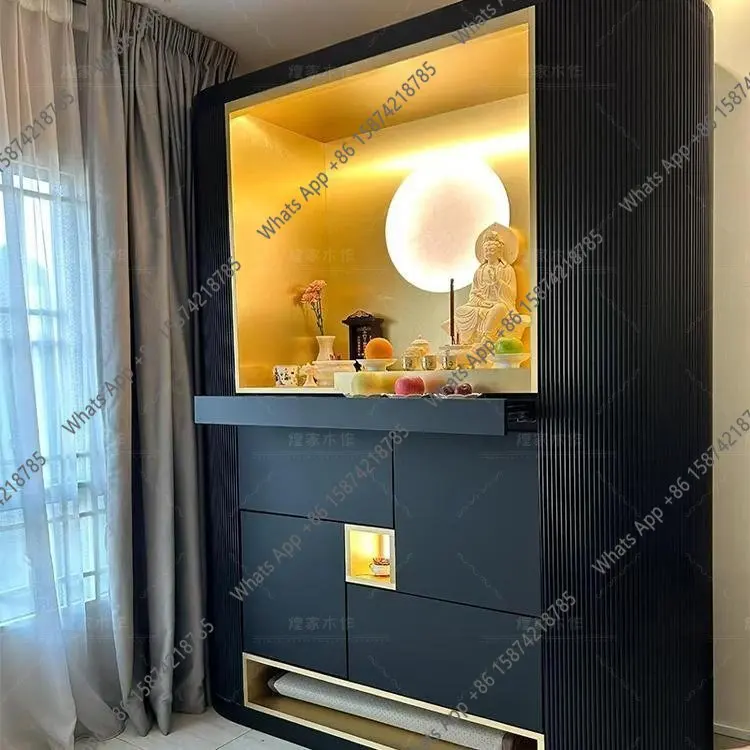 

Буддийский храм, в котором установлен стол для подношения жертвам Бога Богатства Гуаньинь и Будды, с вертикальным шкафом для размещения предметов для поклонения.