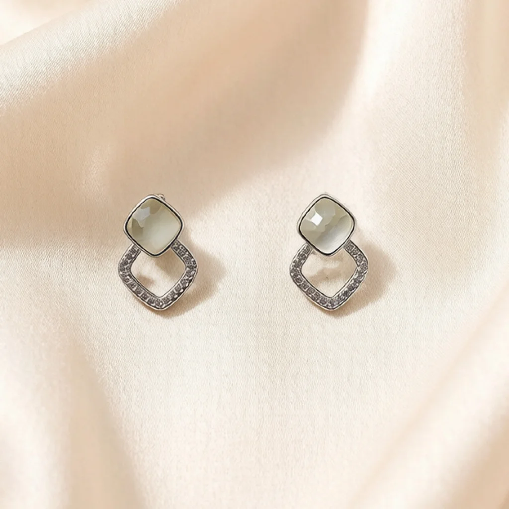 The same style indie-style small earrings with ear pendants, classic geometric square-shaped twisted earrings