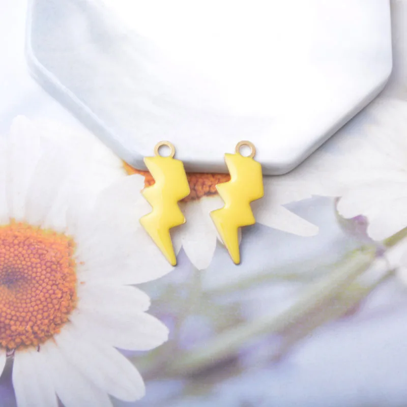 10 Stück, beidseitig mit Emaille verzierte Blitzanhänger, Kupfer, mit Öltropfen-Optik, zum Basteln von Schmuck, Ohrringen und Halsketten. – Detail 3