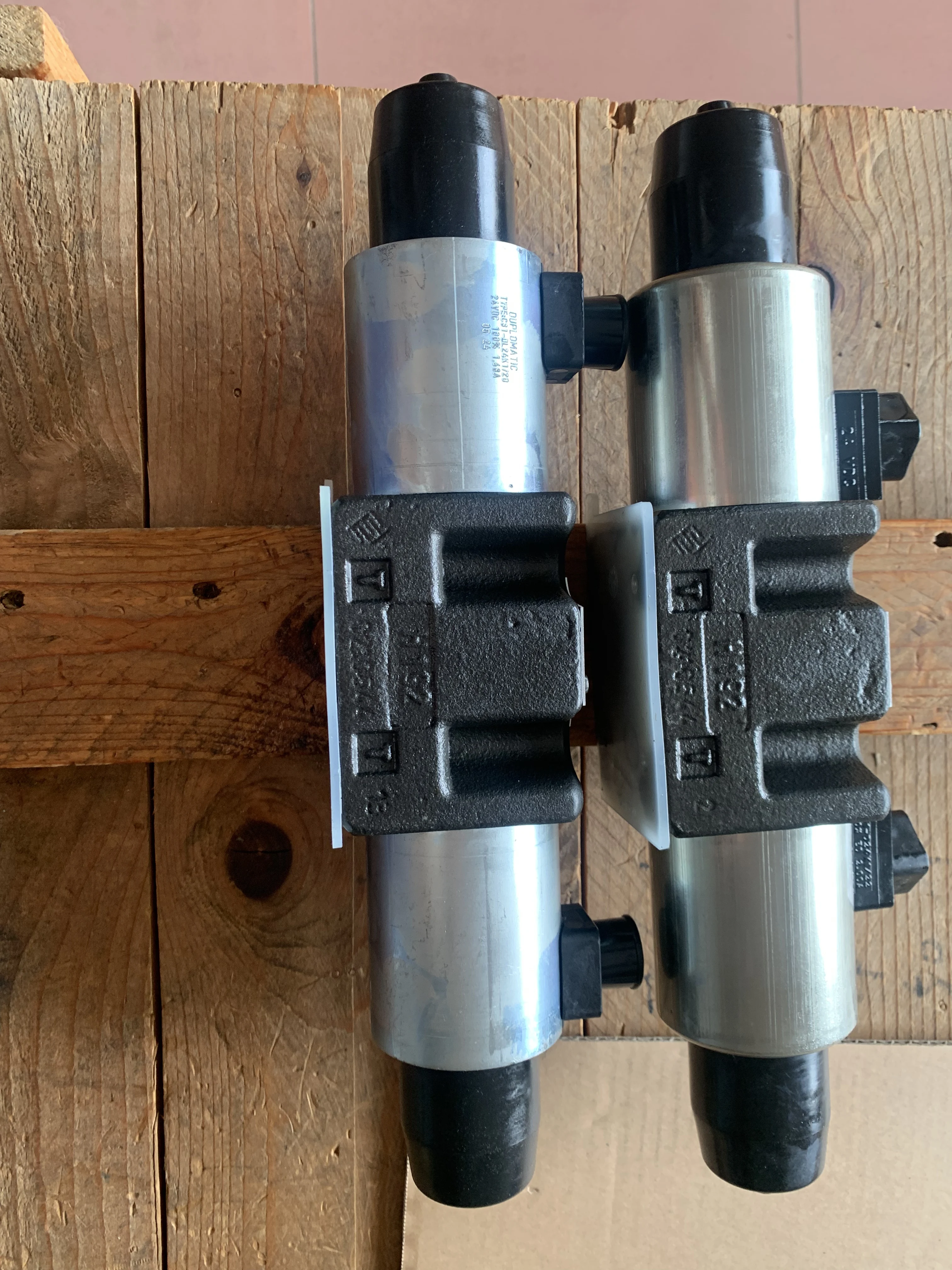 Hot Sell Hydraulic Solenoid Valve DS3-S1/11N-D24K1/CP Directional Control Hydraulic Valve DS3 DS5 DSE3 DSP7 MDS3