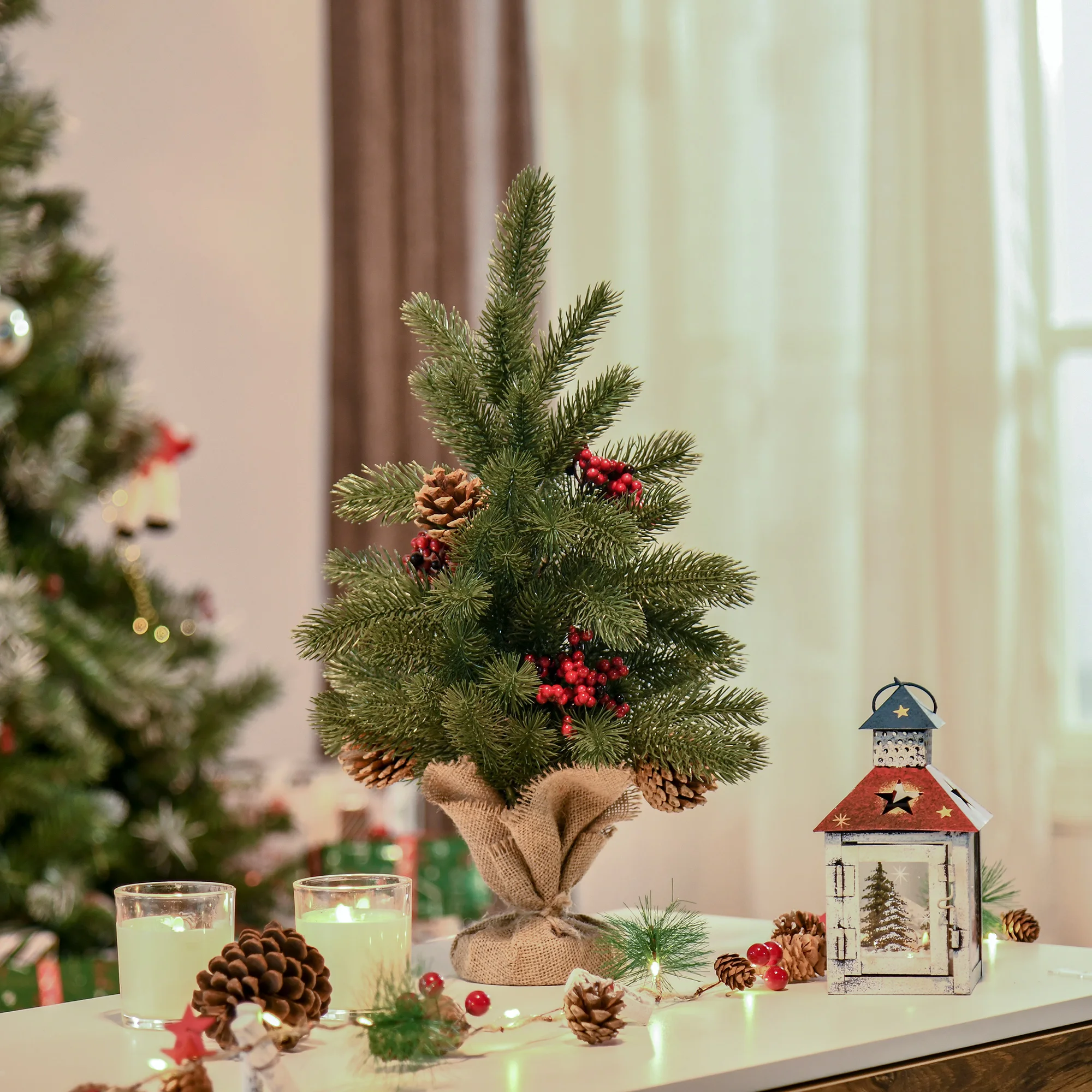 HOMCOM Mini Kunstkerstboom 50 cm Kerstboom met 4 Rode Bessen en 4 Dennenappels Kleine Kunstboom 55 Takjes Kerstdecoratie met Cementvoet Linnen Bekleding voor tafel en bureau