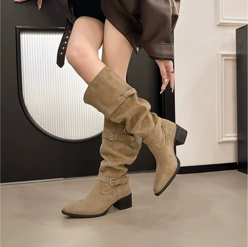 Neue Damen Kamel-Wildleder Slouch-Stiefeletten mit Spitzer Zehenpartie, Blockabsatz und Schnallenriemen im Vintage-Stil für Herbst und Winter – Detail 4