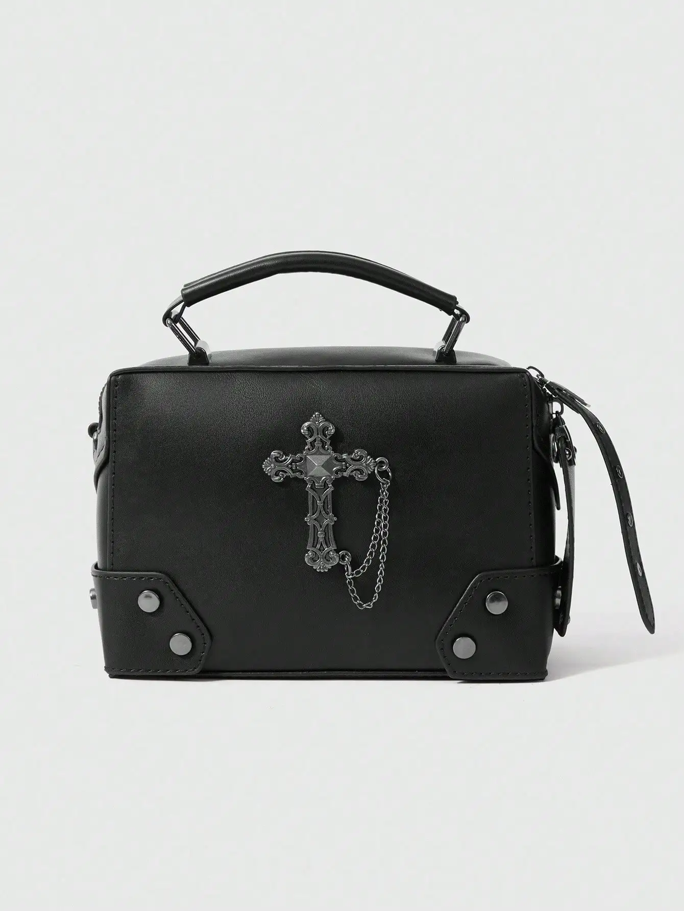 

Черная квадратная сумка с верхней ручкой, декоративным крестообразным кулоном и элементами с заклепками