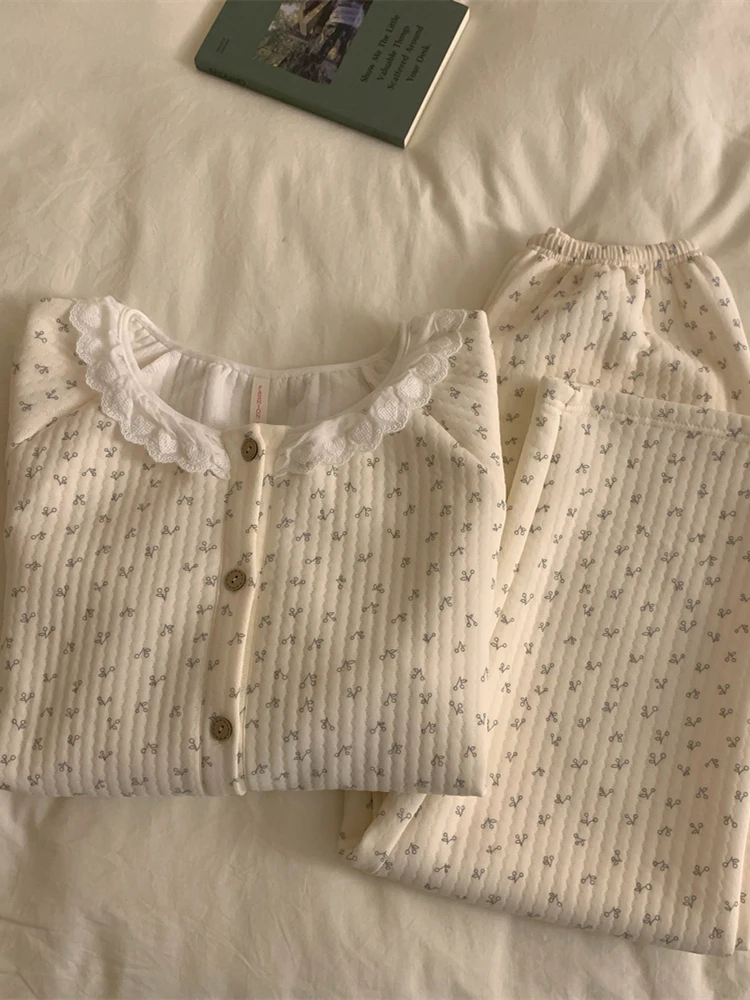 طقم ملابس منزلية نسائية مقاس كبير من القطن الهوائي بأكمام طويلة ومزينة بالدانتيل والزهور، بتصميم حلو لفصلي الخريف والشتاء