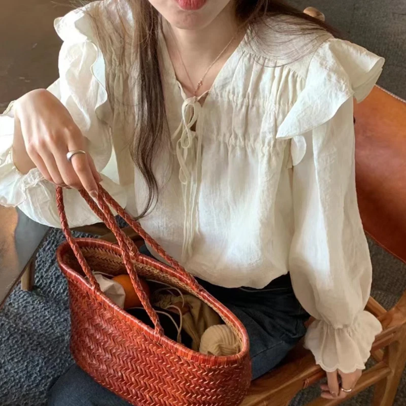 قميص ربيعي فضفاض على الطراز الكوري برقبة على شكل حرف V بلوزة شيفون نسائية مع تفاصيل فيونكة وأكمام جرس لون نقي مناسب للتنقل