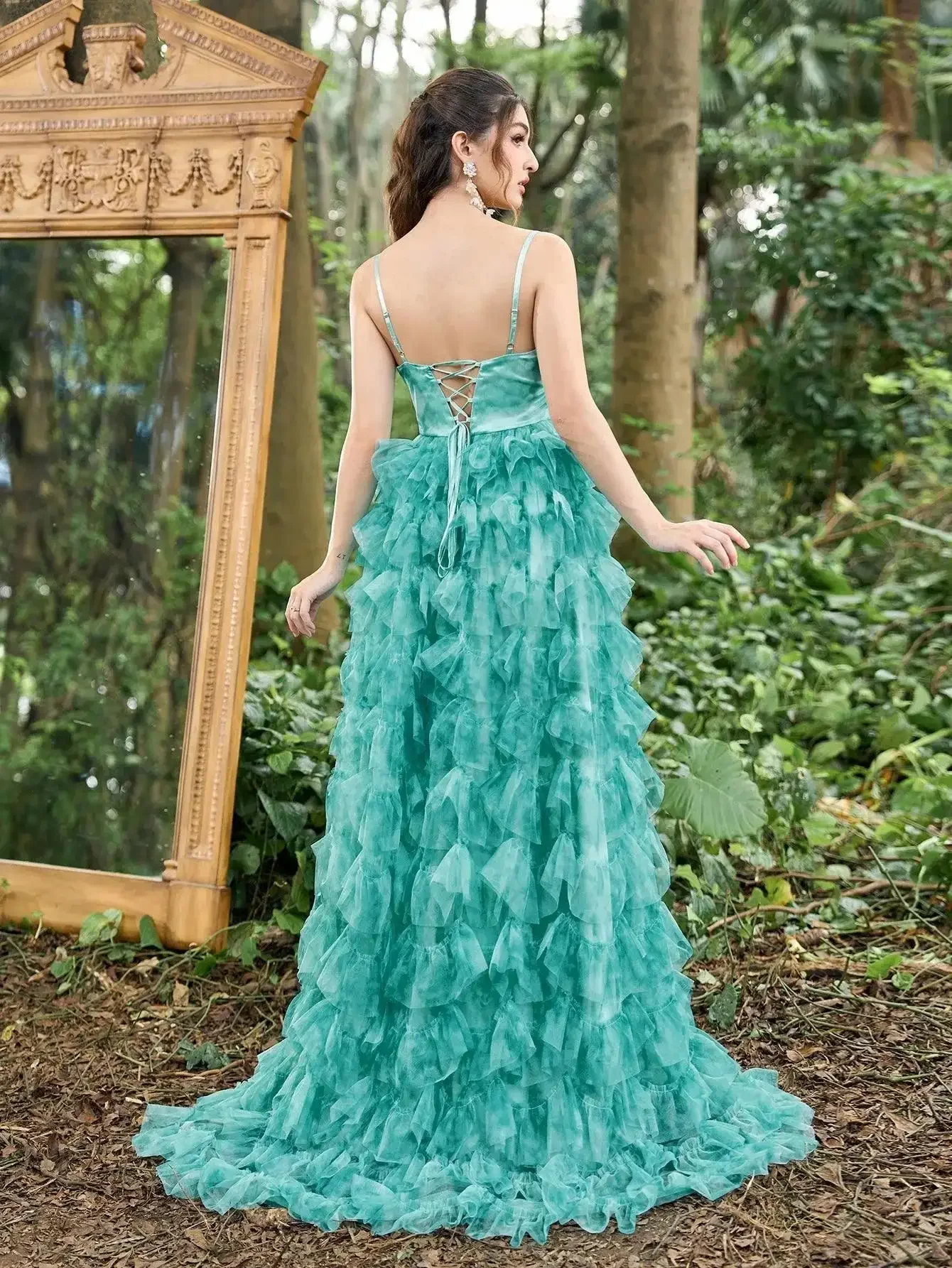 Vestido de baile elegante com decote profundo e babado em camadas com bainha floral de tule