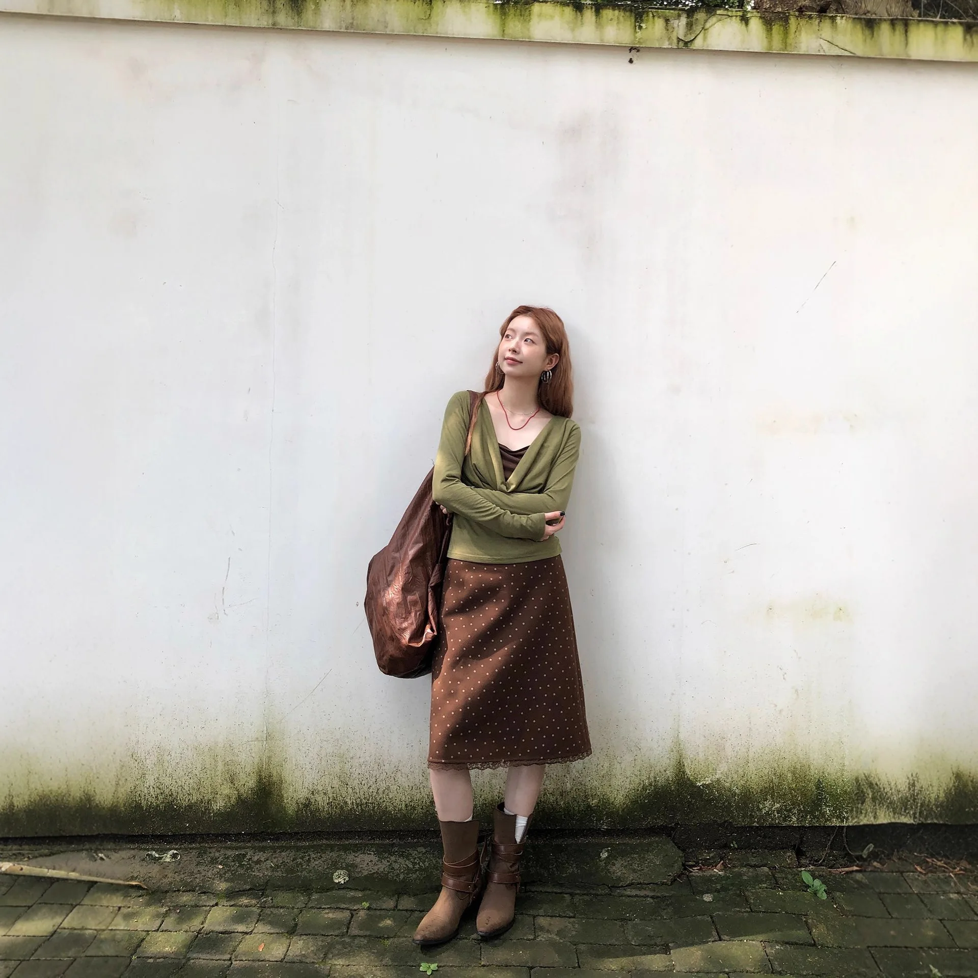 2025 الأخضر وهمية الرقبة وهمية قطعتين طويلة الأكمام تي شيرت للنساء ، جديد الخريف تصميم تحسس قاعدة قميص أعلى