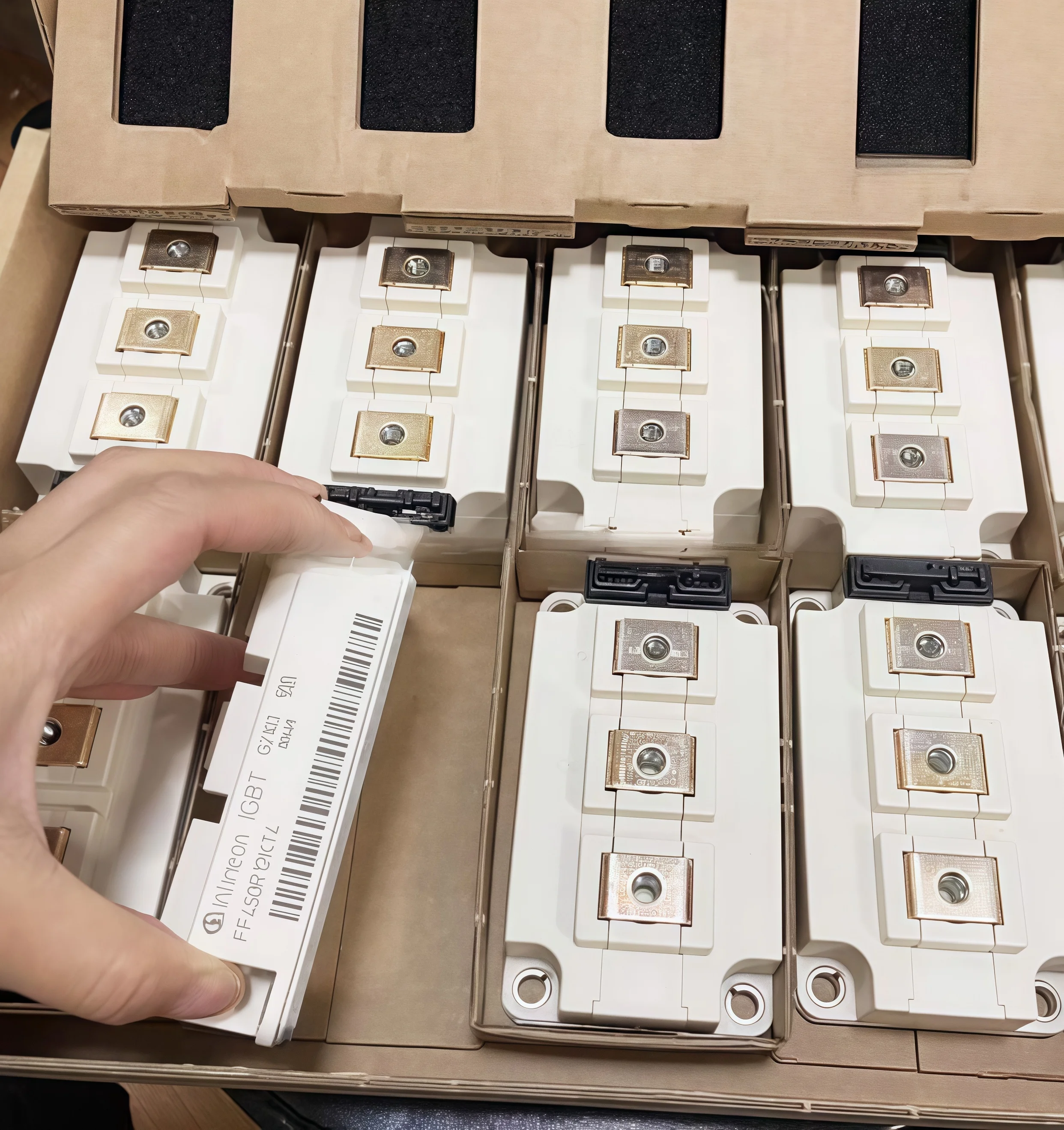 FF450R12KT4 FF400R12KT3 FF400R12KE3 FF300R12KS4 FF200R12KS4 인피니온 모듈, 수입 정품 재고!