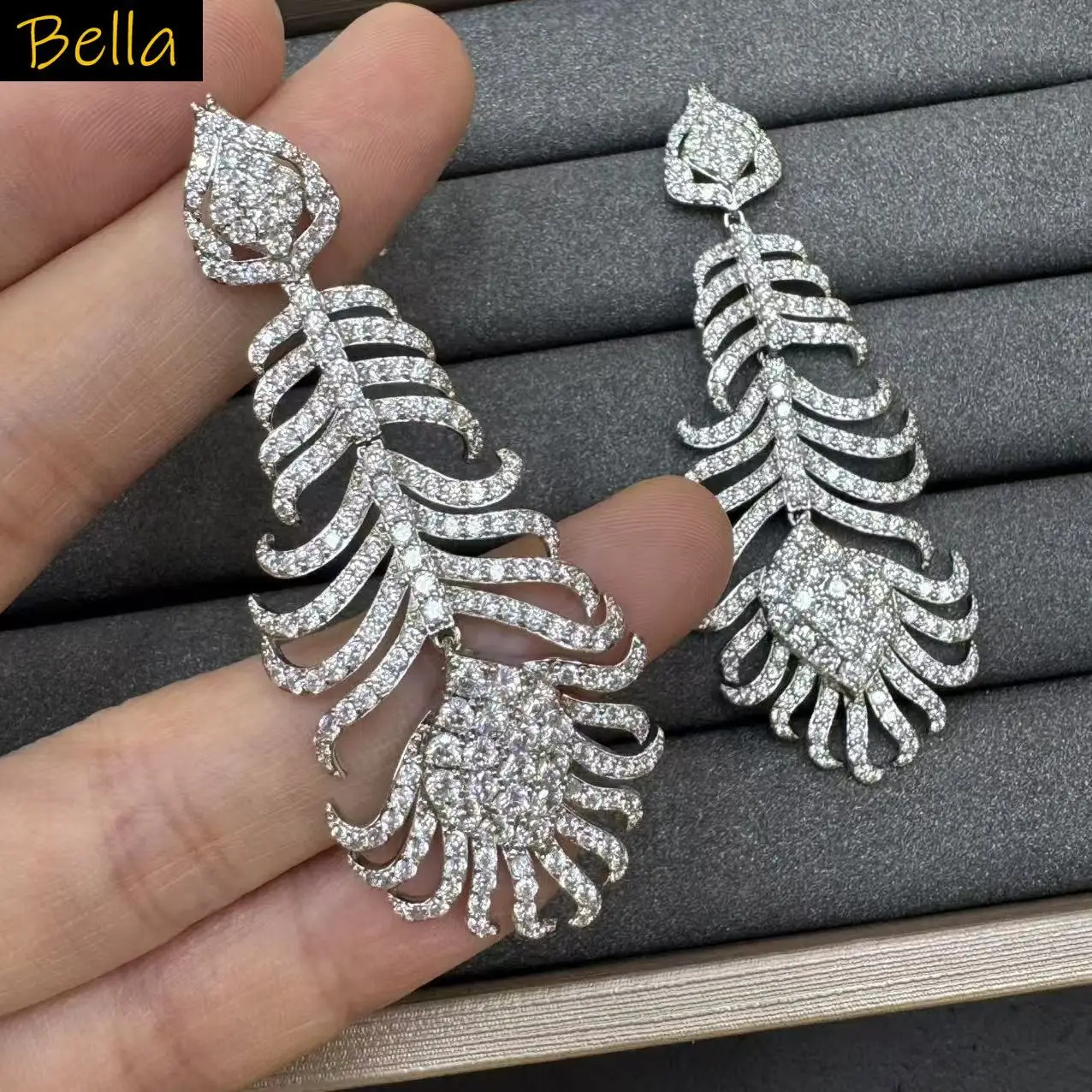 Luxury Zircon Emerald Green White Peacock Feather Earrings for Women Heavy Craft Unique Designer Dangle Earrings Sparkly