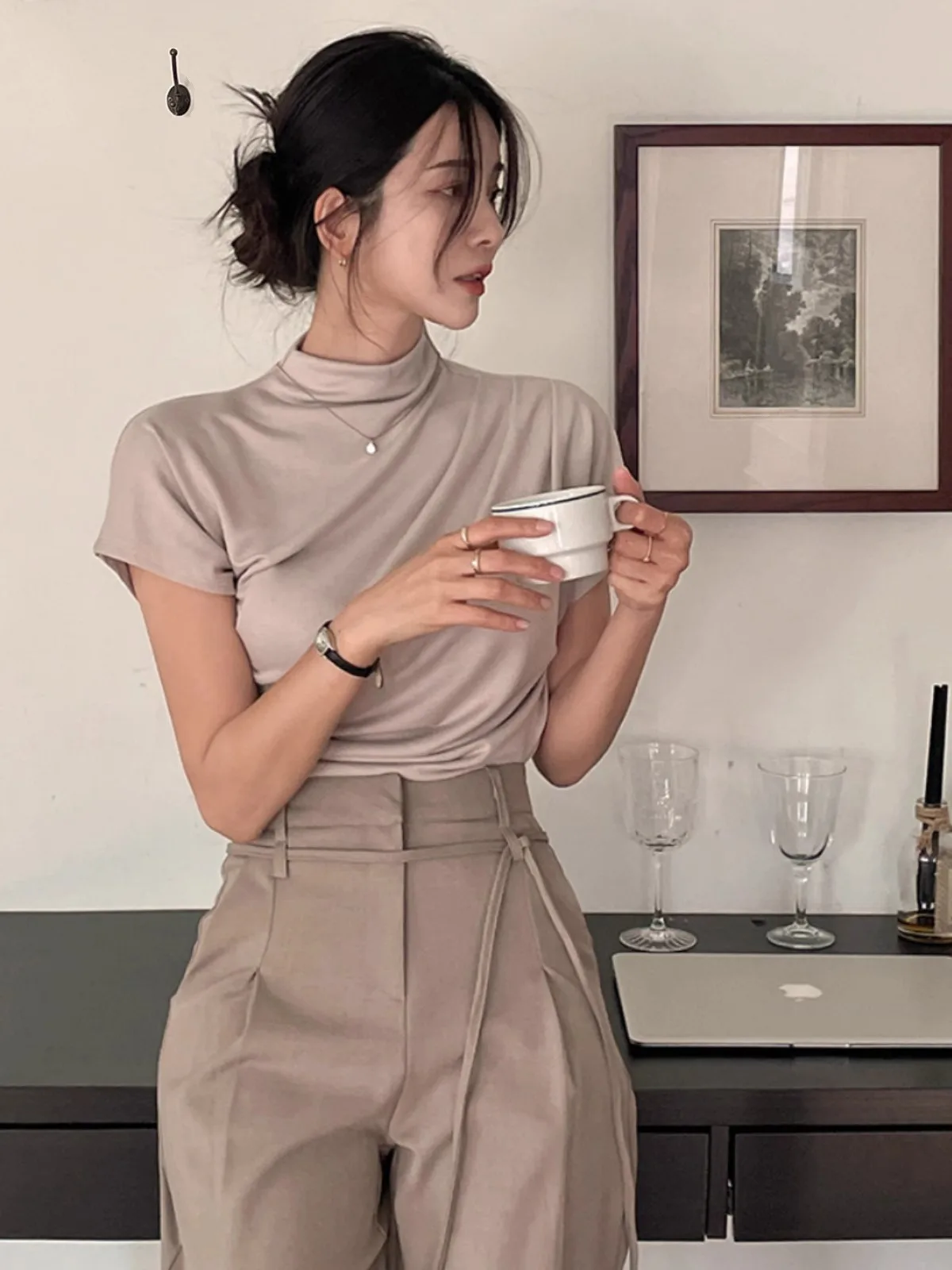 เสื้อยืดทรงหลวมสำหรับผู้หญิง สไตล์ฤดูร้อน ดีไซน์คอสูง แขนทรงปีกค้างคาว ใส่สบาย ดูดี มีสไตล์