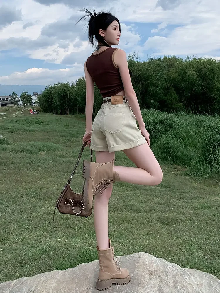 팝 여성의 새로운 하이 웨이스트 슬림 A 라인 곱슬 핫 소녀 디자인 살구 반바지