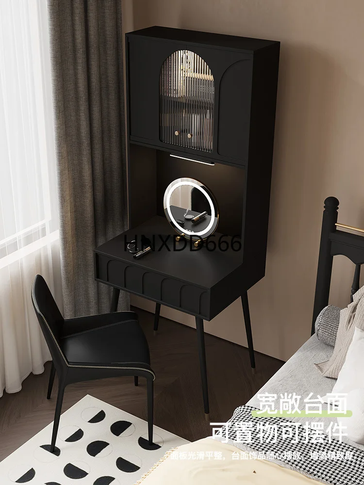 Comò e scrivania neri semplici e moderni integrati