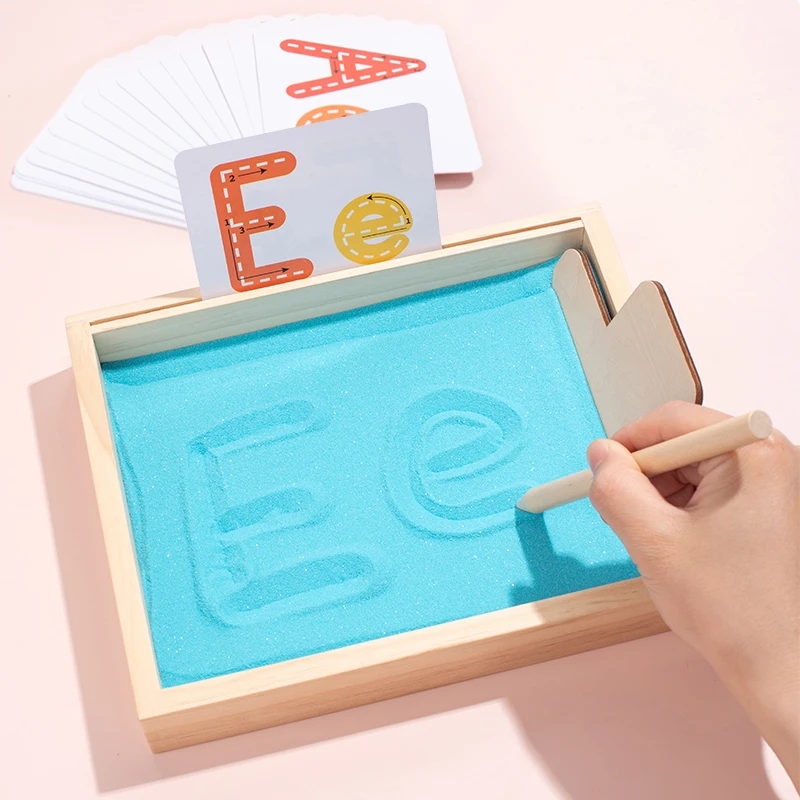 Drewniana tacka z piaskiem do nauki pisania, Kolorowa tacka z piaskiem z kartami z literami i cyframi, Dzieci uczą się pisania liter i cyfr