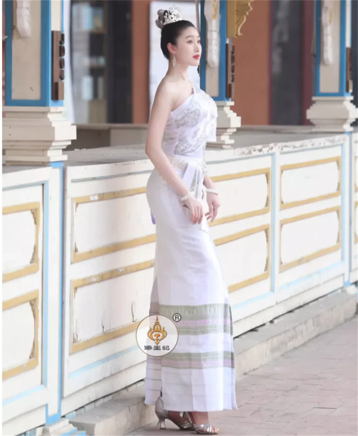 Tradycyjne tajskie ubrania damskie, inkrustowane złotą folią i drapowane gaza