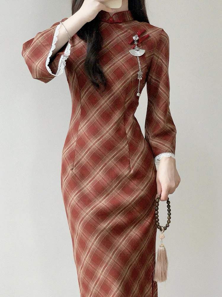 

Новинка Ting Yue Ling 2026: Улучшенное осеннее платье-ципао с длинным рукавом, низким разрезом и художественным дизайном для повседневной носки