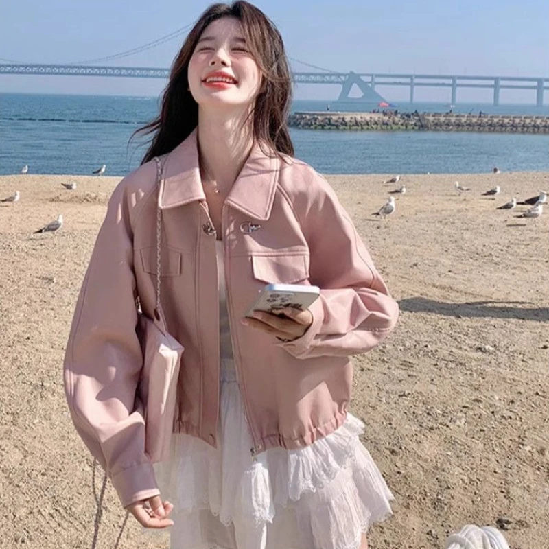 سترة نسائية قصيرة من جلد البولي يوريثان باللون الوردي لربيع وخريف 2025 سترة رائعة على طراز الشارع بقصة ضيقة سترة لسائقي الدراجات النارية على الموضة Harajuku