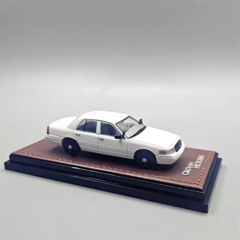 GOC 1:64 CROWN VICTORIA White detective limited499 Diecast Model Car