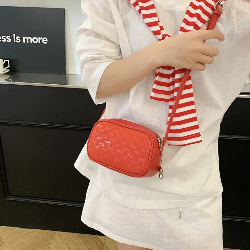 Роскошный кожаный клатч с уникальным винтажным логотипом с буквами и минималистской элегантностью для вечернего шоу