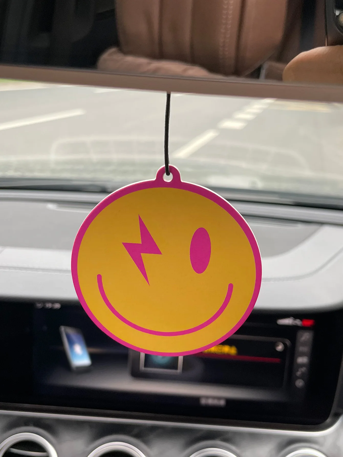 Smiley Face/Freesia Fresh Scent Five-Star Neutral Car Perfume and Non-Toxic Air Freshener |   Natural Essential Oils and Aromatherapy Scent Tablets (Noroili/Grapefruit/Cedar) |   Hanging Type and Dual-Purpose as a Vent Clip |   Long-Lasting Fragrance for 60-90 Days |   Deodorize and Purify the Air |   Suitable for Use in Cars, Homes, Wardrobes, and Bathrooms. |   Same Fragrance as the One Sold in the Store